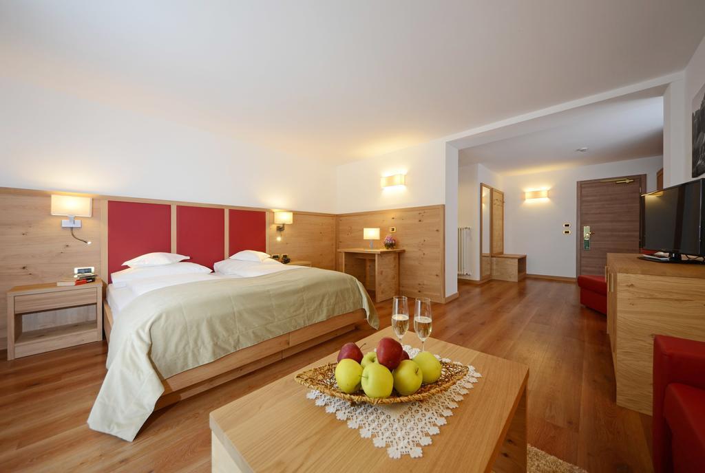 Hotel Gran Paradis Campitello di Fassa Habitación foto
